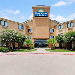 Days Inn & Suites By Wyndham Desoto